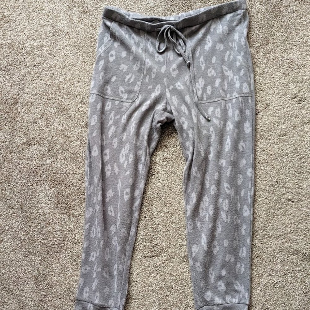 Grace & Lace cheetah cropped lounge pants